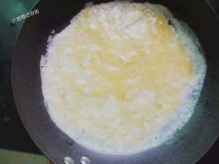 7、番茄金针菇蛋皮汤,平底锅预热，涂一层油，舀一勺蛋液，一定要小火，转动锅，时蛋液流平