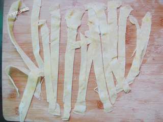 9、番茄金针菇蛋皮汤, 鸡蛋皮切条