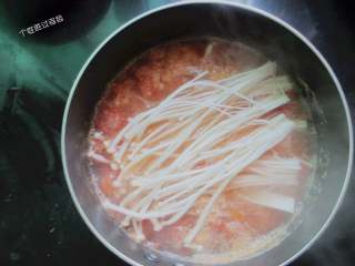 11、番茄金针菇蛋皮汤,水开后，加入金针菇，加入盐、鸡精调味