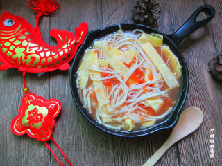 16、番茄金针菇蛋皮汤,美食不是有钱人的专利，美食是一种生活态度