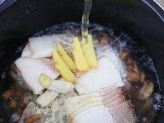 9、超鲜美的鱿鱼炖五花肉汤,倒入没过食材的水，按下炖汤键。