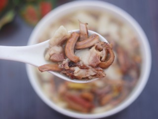 12、超鲜美的鱿鱼炖五花肉汤,汤好了。