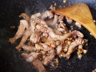 7、芦笋炒肉,大火继续翻炒至肉条变色的时候。