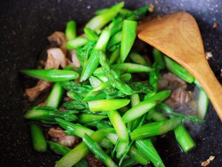 8、芦笋炒肉,加入焯水的芦笋。