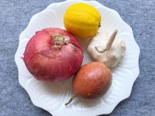 2、网红柠檬泡爪,洋葱半个,百香果1个,蒜30g,柠檬1个