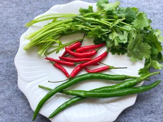 3、网红柠檬泡爪,香菜20g,小米椒9个,青尖椒3个