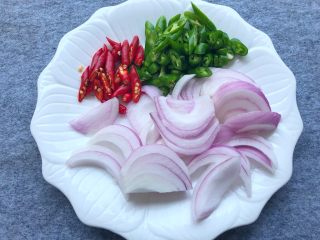 5、网红柠檬泡爪,青红椒切段,洋葱切块