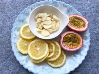 6、网红柠檬泡爪,蒜去皮切片,柠檬洗净切片去籽,百香果对半切开待用