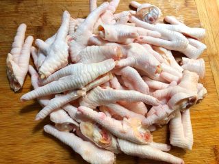 8、网红柠檬泡爪,鸡爪洗净剪掉指甲,剁成小块