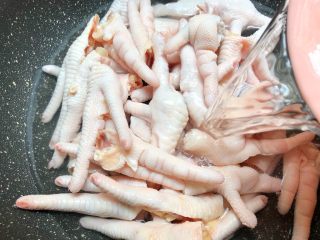 9、网红柠檬泡爪,鸡爪放入锅里,放入清水,水量和鸡爪齐平,开大火煮出血沫