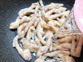 11、网红柠檬泡爪,鸡爪洗干净重新放入锅里,倒入和鸡爪齐平的水,开大火烧开,转中火煮8分钟