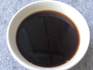 12、网红柠檬泡爪,取一个碗调酱汁,在碗里倒入半碗的纯净水,加入40g生抽,1g盐,10g香醋,8g白醋,10g白糖,5g鸡精,搅拌均匀待用