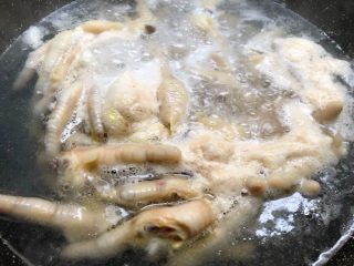 10、网红柠檬泡爪,鸡爪煮出血沫以后关火,(是不是感觉好脏,)马上用冷水冲洗干净