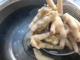 14、网红柠檬泡爪,等鸡爪完全凉透,再把鸡爪捞起来沥水,倒入另一个纯净水的碗里,浸泡1个小时