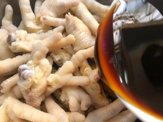 15、网红柠檬泡爪,鸡爪浸泡好,倒掉碗里的水,倒入调好的酱汁