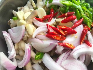 16、网红柠檬泡爪,放入蒜片,青红椒段,洋葱片