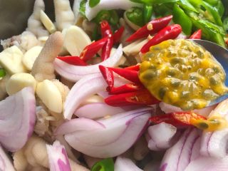 17、网红柠檬泡爪,放入百香果(用勺子把肉肉刮下来)