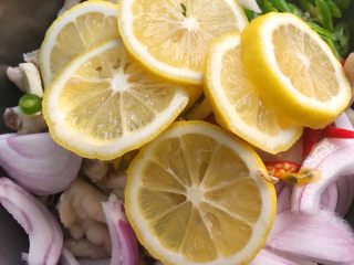 18、网红柠檬泡爪,再放入柠檬片