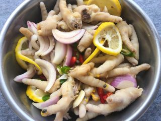 19、网红柠檬泡爪,搅拌均匀,盖上保鲜膜放入冰箱冷藏3个小时(半个小时从冰箱拿出来翻拌一次,这样入味更快)