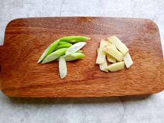 2、红烧鸭翅根,切葱花和姜片