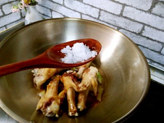 11、红烧鸭翅根,加盐