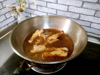 12、红烧鸭翅根,加两碗开水，大火烧开，转中火煮至收汁