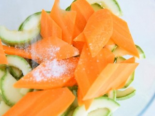 2、这道菜上桌朋友都爱吃，关键做法还简单易学,加盐，颠几下让西葫芦均匀裹上盐，出一下水，顺便入味。