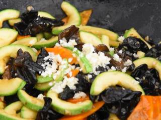 5、这道菜上桌朋友都爱吃，关键做法还简单易学,加蚝油、蒜蓉、盐、糖炒匀即可出锅。