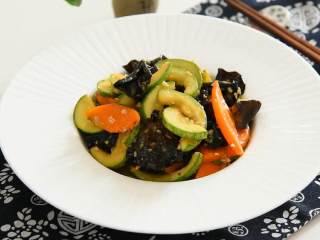 6、这道菜上桌朋友都爱吃，关键做法还简单易学,简单清爽快手哦~