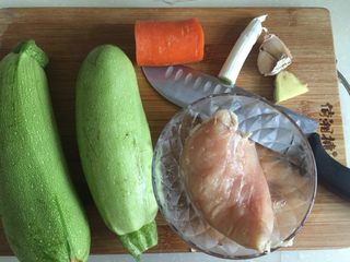 1、吃鸡+蚝香西葫芦炒鸡胸,食材明细：西葫芦两根，鸡胸一块约160g，胡萝卜一小块，葱白一小段，蒜两瓣姜一小片