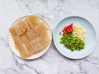 6、红烧魔芋豆腐,准备好所有食材，魔芋豆腐切块，大蒜青红椒切碎。