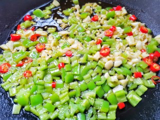 9、红烧魔芋豆腐,锅中热油，爆香蒜末辣椒，