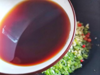 10、红烧魔芋豆腐,加入酱汁。