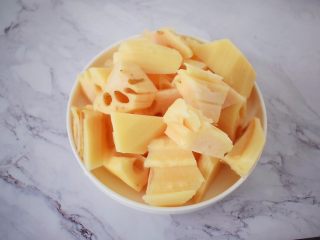 5、猪骨莲藕玉米胡萝卜汤,莲藕去皮切小块