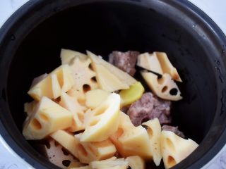 7、猪骨莲藕玉米胡萝卜汤,加入莲藕