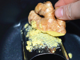 2、红糖生姜鸡蛋羹,将生姜放在刨柠檬屑的刨子上，刨成姜末；（如果家里没有刨子，就用刀把生姜剁成末）