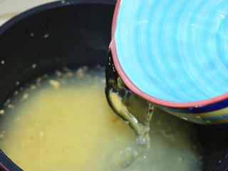 3、红糖生姜鸡蛋羹,在锅中加入一碗清水