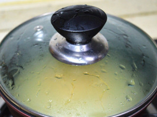 4、红糖生姜鸡蛋羹,盖上锅盖，开大火煮开