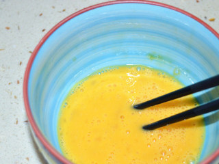 5、红糖生姜鸡蛋羹,将鸡蛋打入碗中，搅拌成蛋液备用