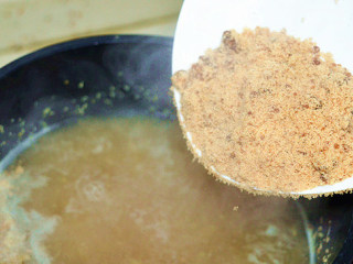 6、红糖生姜鸡蛋羹,生姜水煮开后，倒入红糖