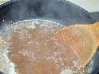 7、红糖生姜鸡蛋羹,用木勺搅拌一下，转中小火煮3分钟左右