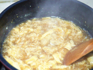 9、红糖生姜鸡蛋羹,搅拌均匀，再转大火煮沸，关火