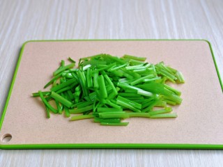 5、芹菜炒牛肉,芹菜去掉叶子，青椒去根去籽，洗干净切段备用。
