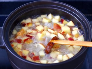 11、苹果银耳枸杞汤,看见苹果煮至透明时。