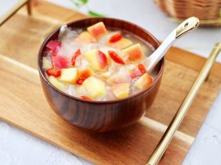 14、苹果银耳枸杞汤,好喝又营养的苹果银耳枸杞汤就煮好了。