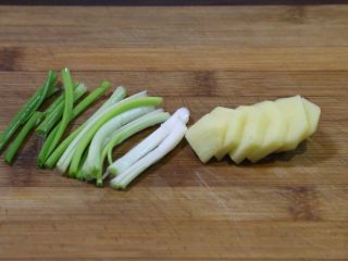 5、酸汤小酥肉,期间切好葱和姜。