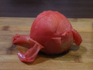 6、酸汤小酥肉,烫好的西红柿去皮。