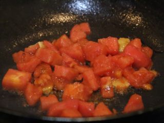 9、酸汤小酥肉,放入西红柿。