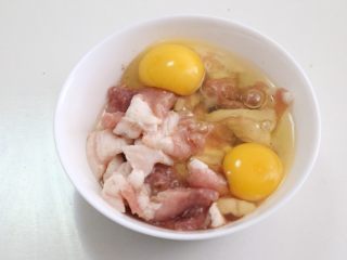 12、酸汤小酥肉,五花肉切片,放入姜,料酒,盐,花椒腌制15分钟,打入鸡蛋,否认面粉,淀粉搅拌均匀。