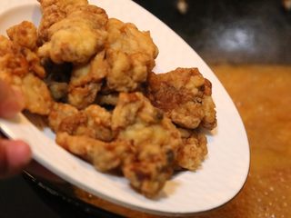 15、酸汤小酥肉,将过滤的酸汤倒回锅里,放入炸好的酥肉。